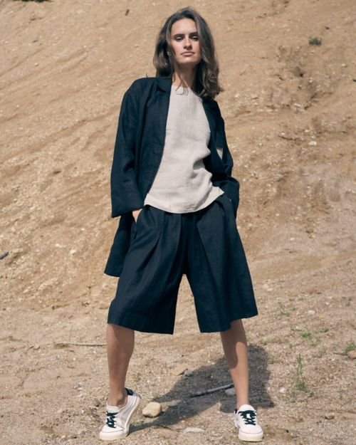 Juodi laisvo silueto lininiai šortai