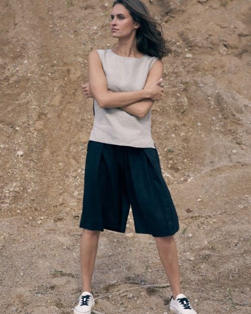 Juodi laisvo silueto lininiai šortai