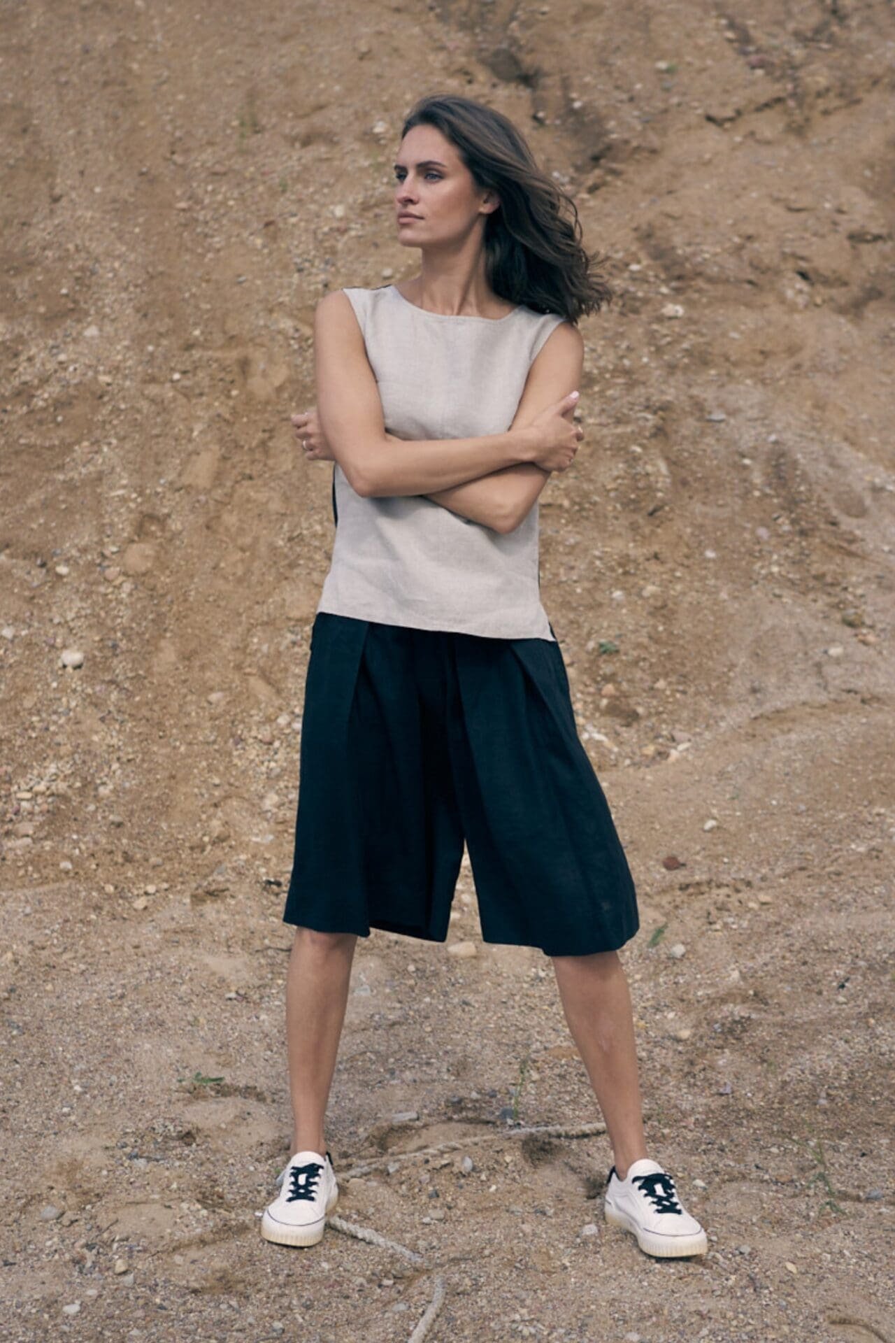 Juodi laisvo silueto lininiai šortai