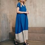 Dviejų spalvų ilga lininė suknelė