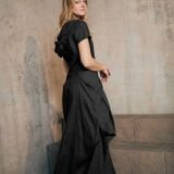 Įliemenuota ilga lininė juoda suknelė