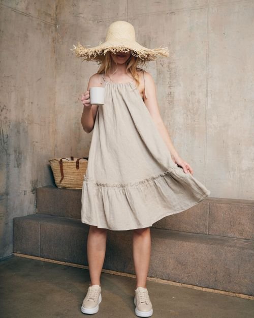 Patėjanti lininė trumpa suknelė