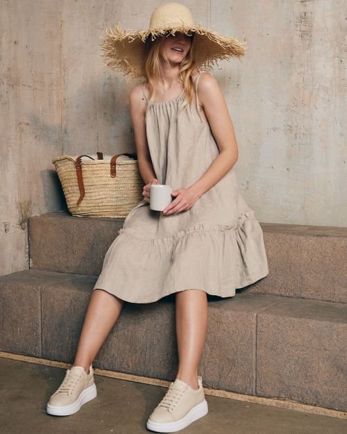 Patėjanti lininė trumpa suknelė