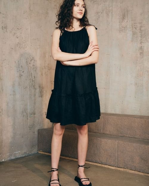 Patėjanti juoda trumpa suknelė