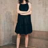 Patėjanti juoda trumpa suknelė