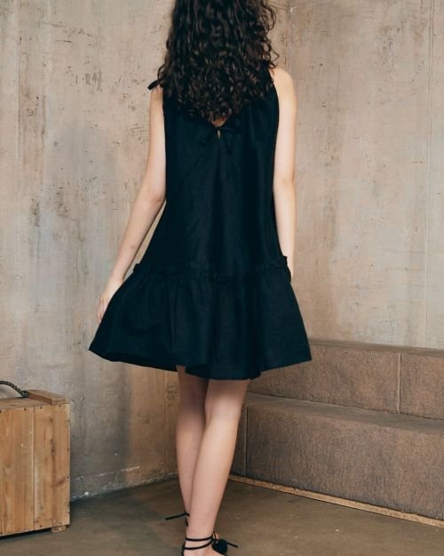 Patėjanti juoda trumpa suknelė