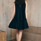 Patėjanti juoda trumpa suknelė