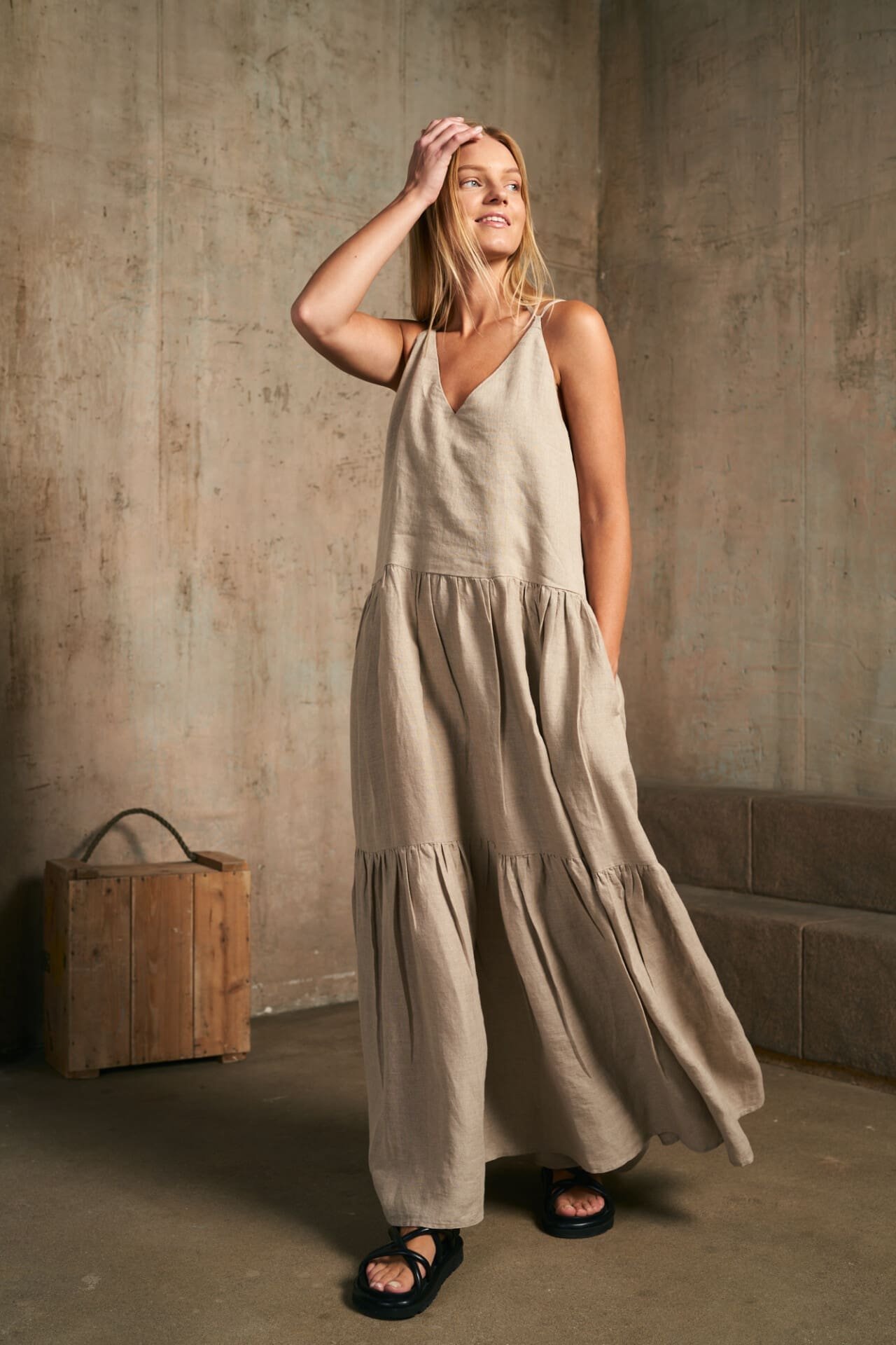 Ilga platėjanti lininė suknelė