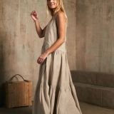 Ilga platėjanti lininė suknelė