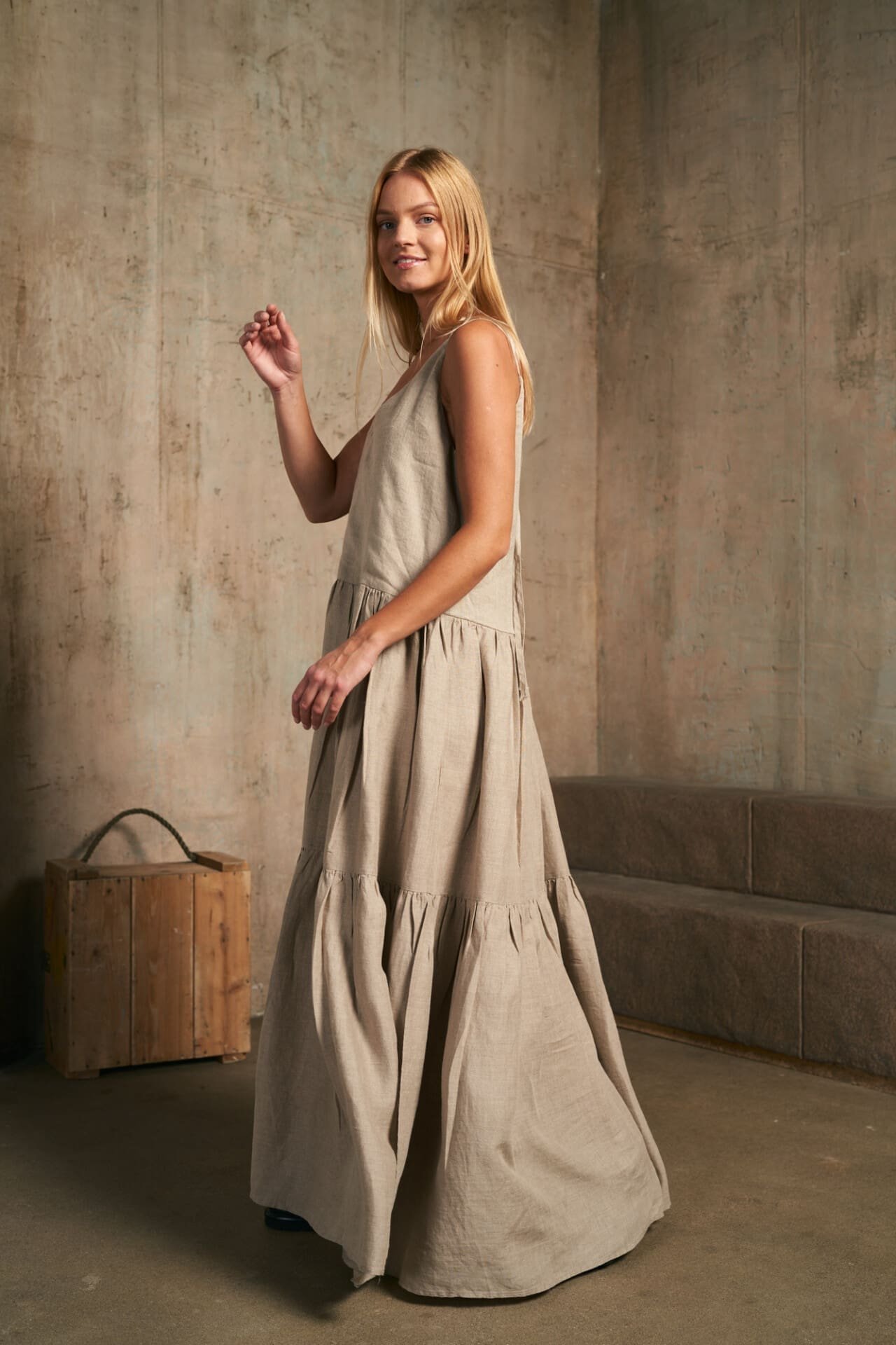 Ilga platėjanti lininė suknelė