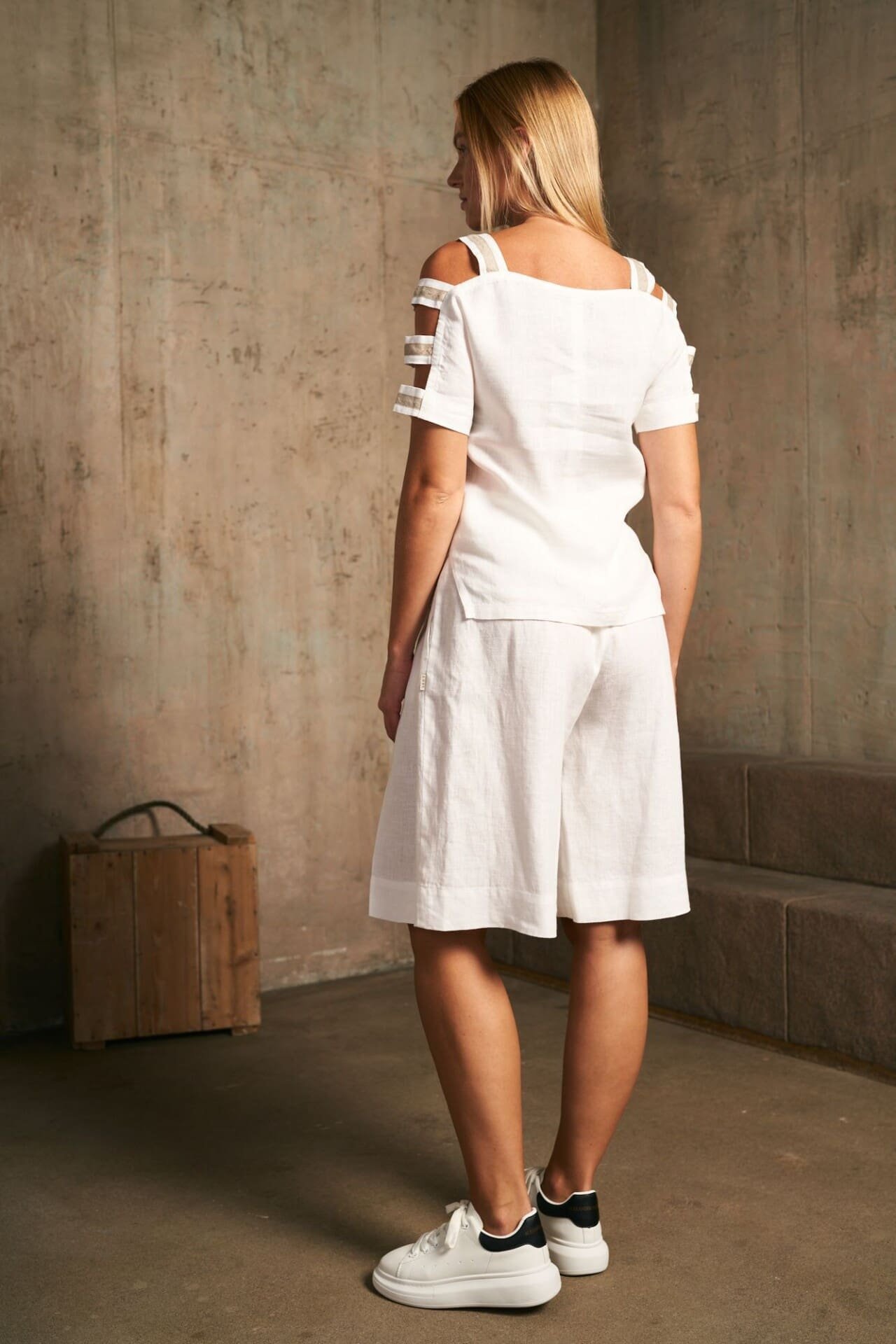 Balta išskirtinių pečių palaidinė