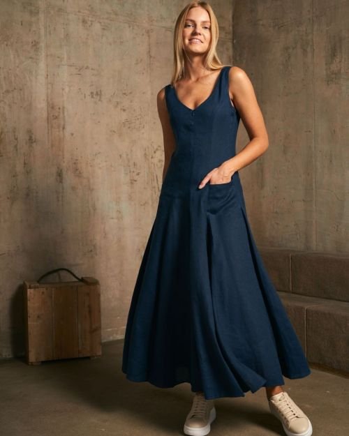 Ilga platėjanti lininė suknelė