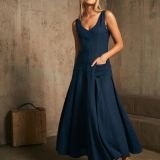 Ilga platėjanti lininė suknelė