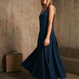 Ilga platėjanti lininė suknelė