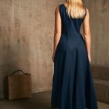 Ilga platėjanti lininė suknelė