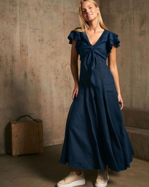 Ilga platėjanti lininė suknelė