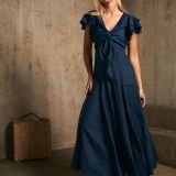 Ilga platėjanti lininė suknelė