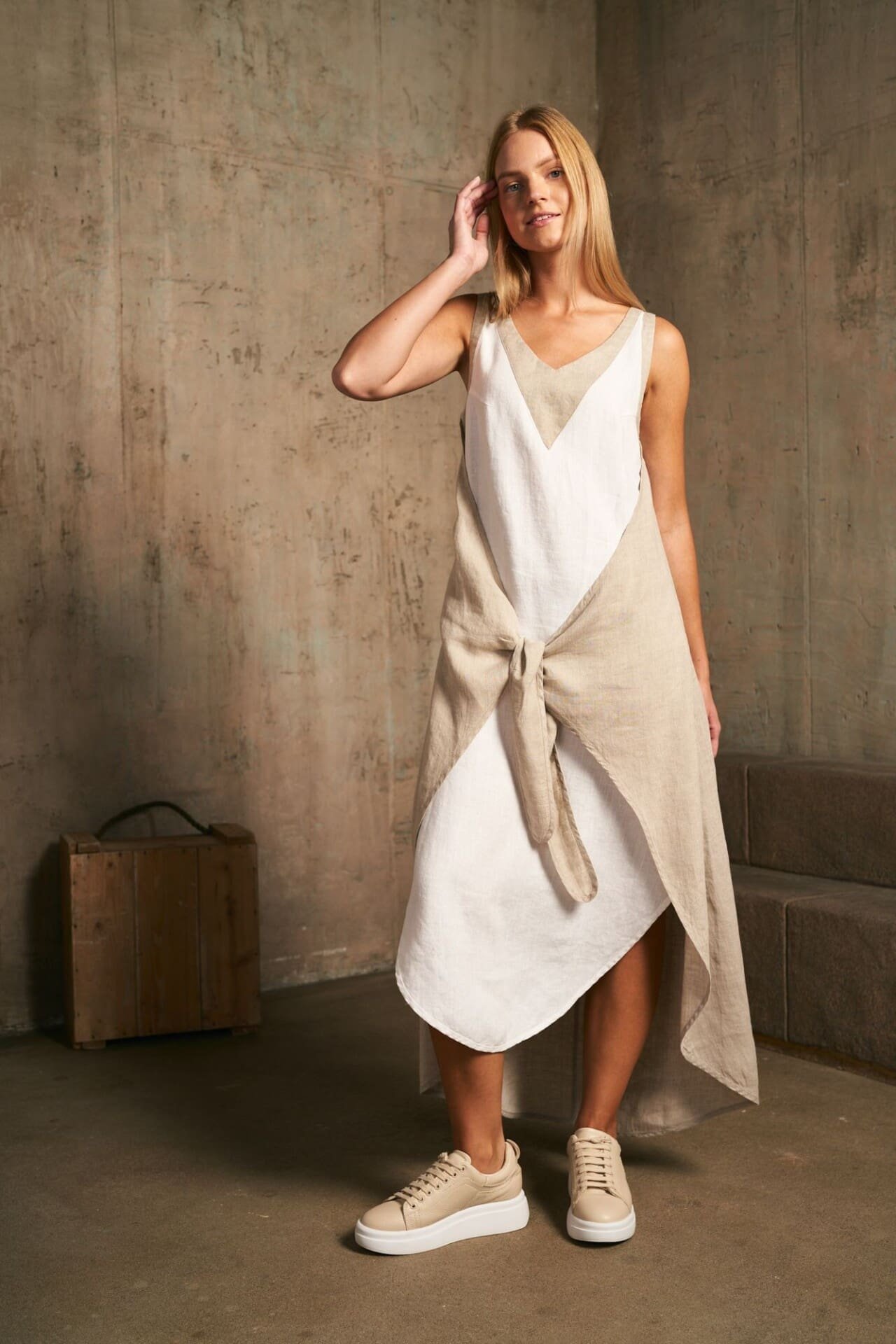 Dviejų spalvų surišama lininė suknelė