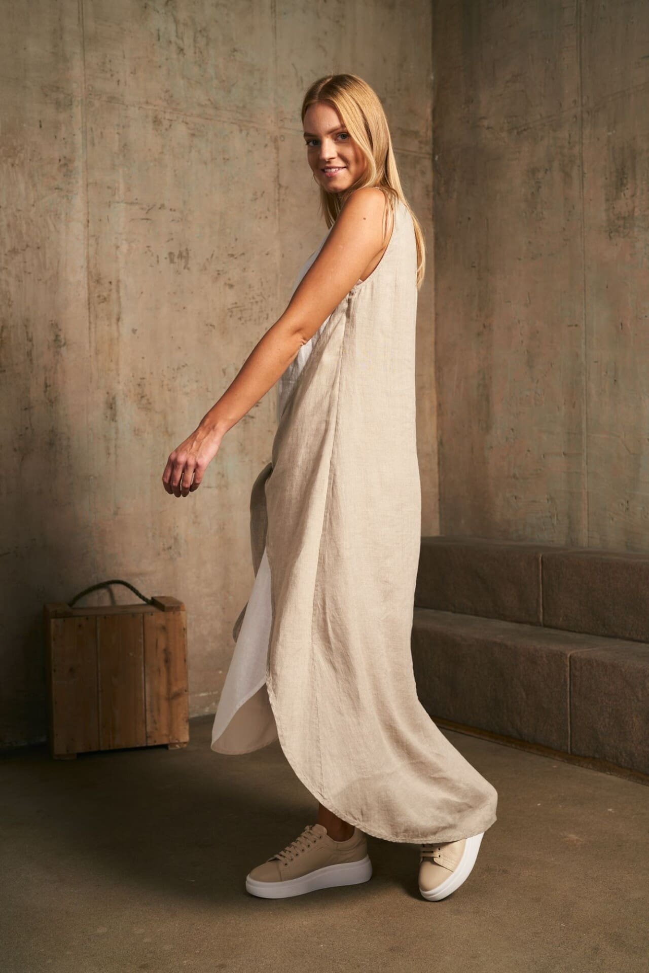 Dviejų spalvų surišama lininė suknelė