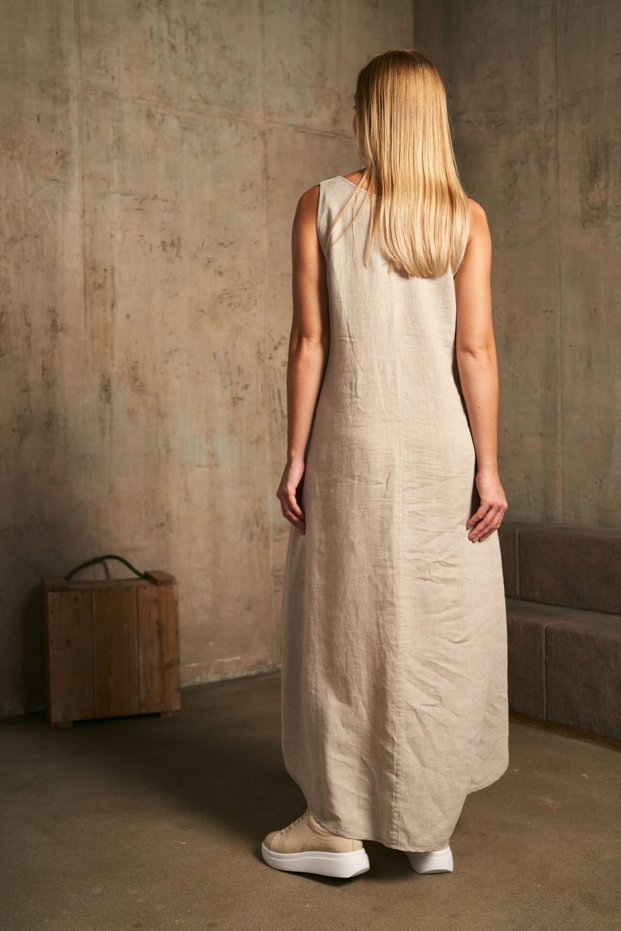 Dviejų spalvų surišama lininė suknelė