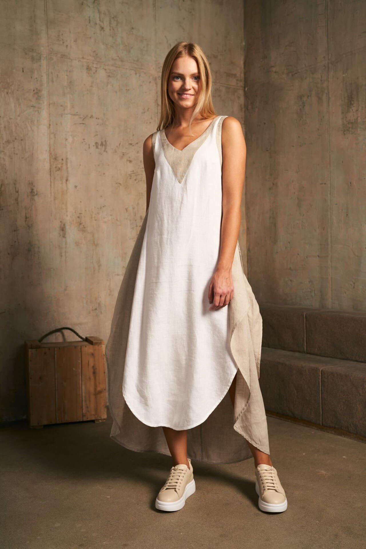 Dviejų spalvų surišama lininė suknelė