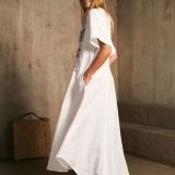 Laisvo silueto balta suknelė