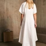 Laisvo silueto balta suknelė