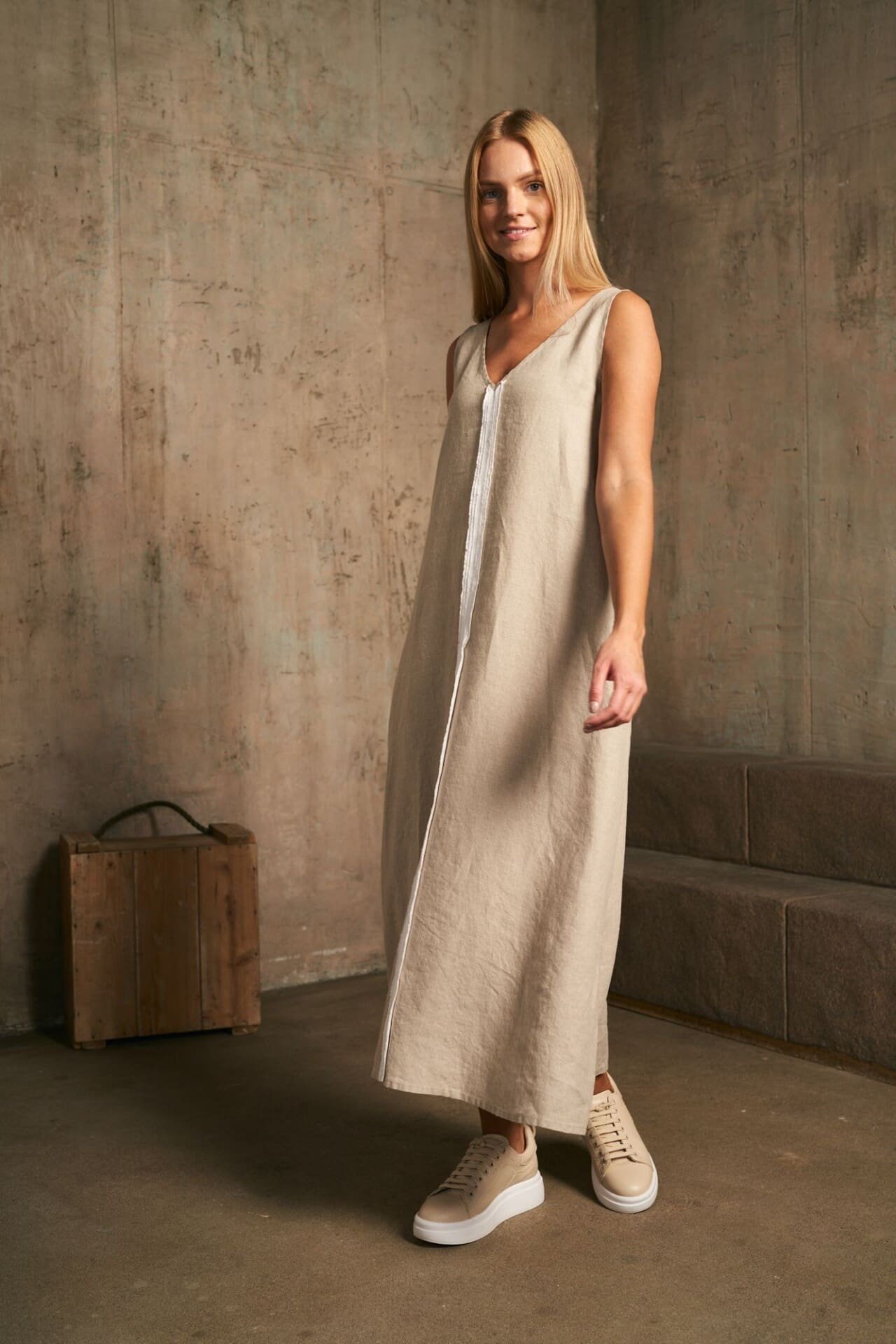 Minimalistinė A silueto lininė suknelė