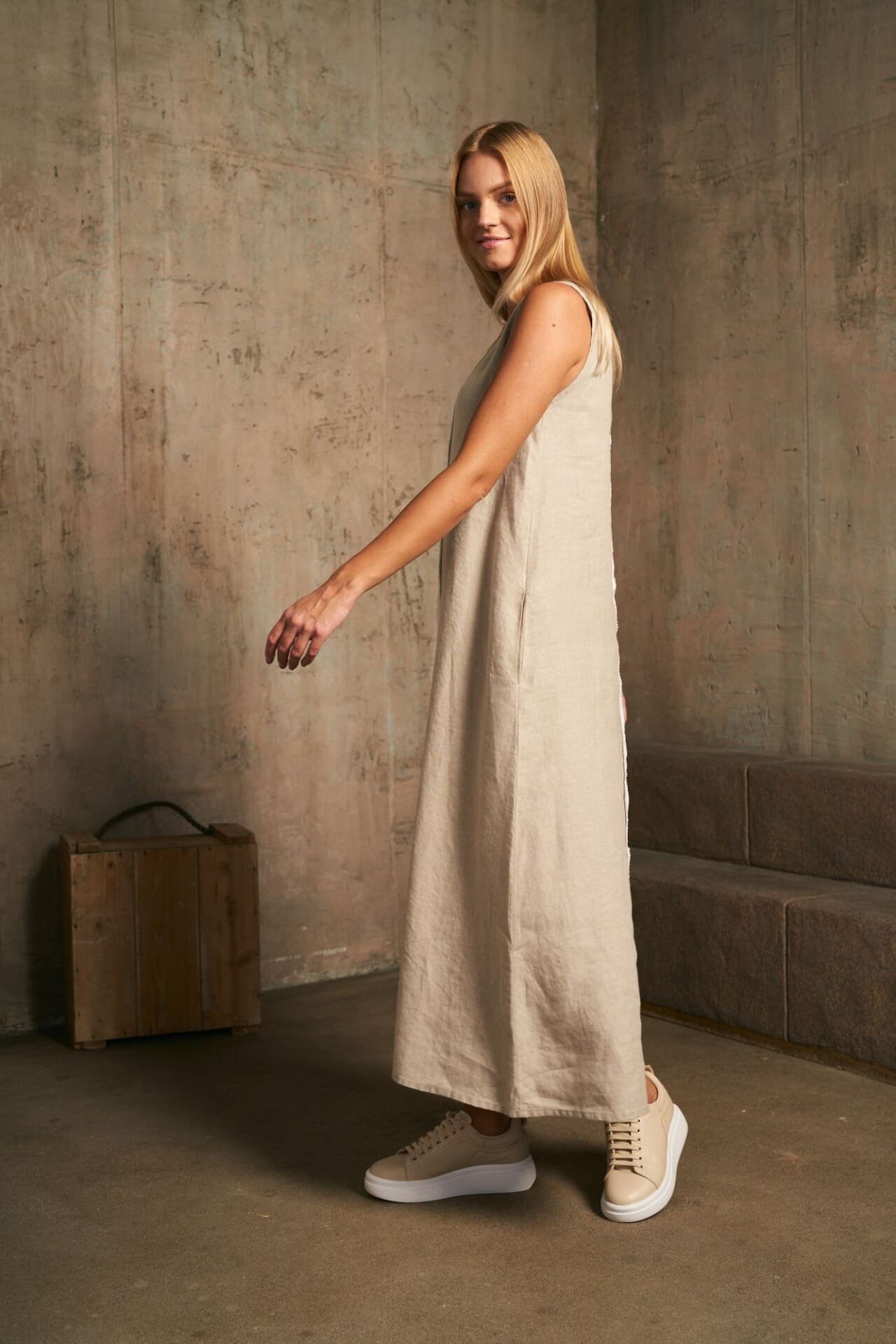 Minimalistinė A silueto lininė suknelė