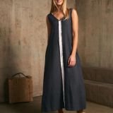 Minimalistinė lininė suknelė su akcentine juostele