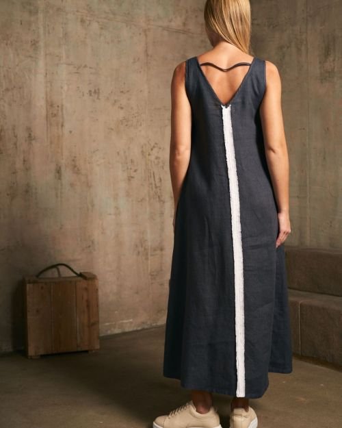 Minimalistinė lininė suknelė su akcentine juostele