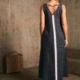 Minimalistinė lininė suknelė su akcentine juostele