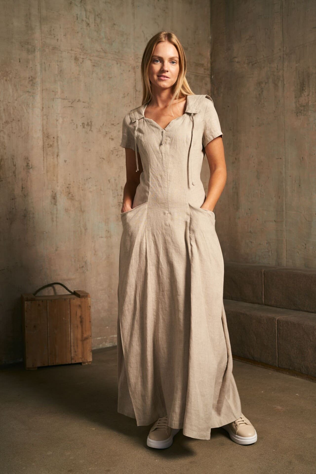 Chaki įliemenuota ilga lininė suknelė