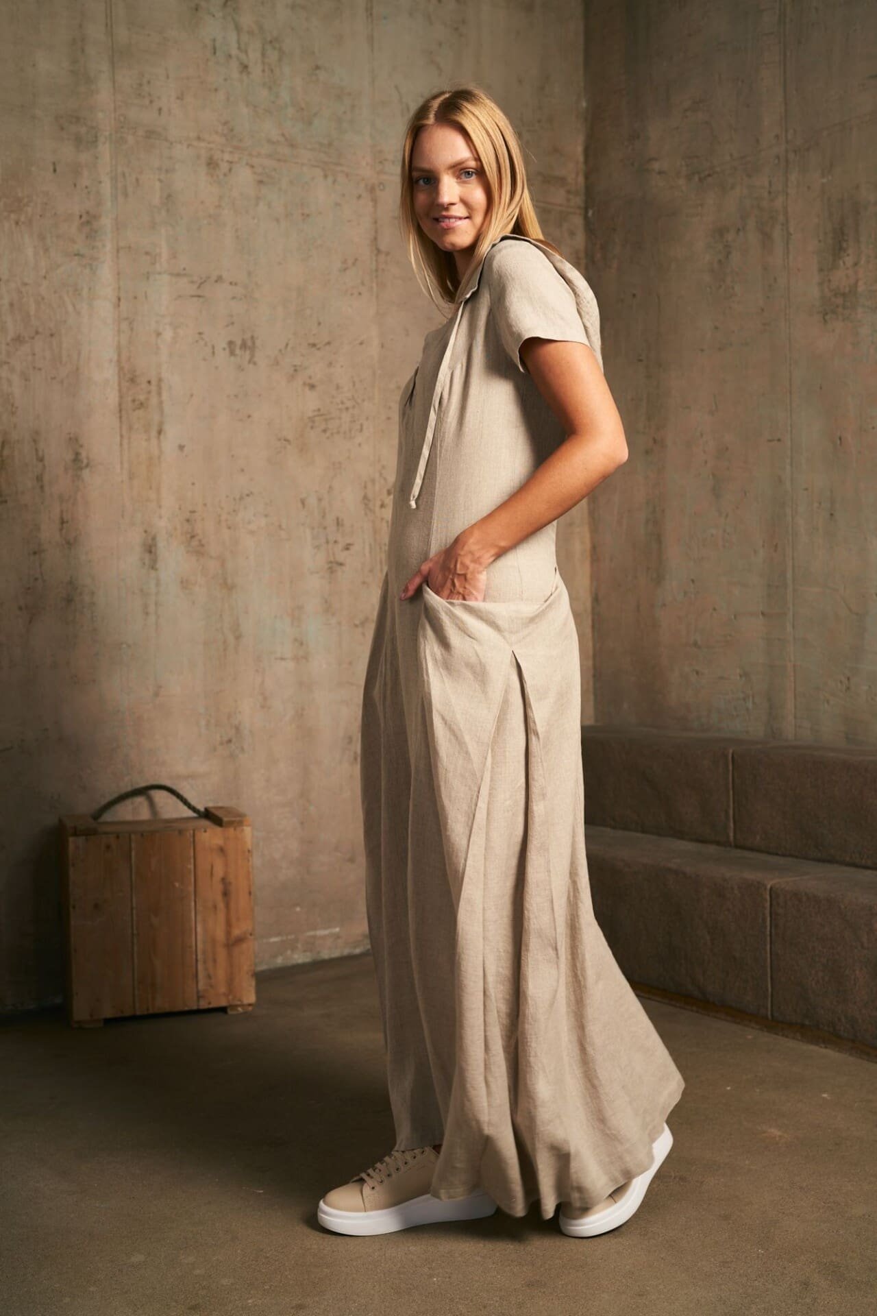 Chaki įliemenuota ilga lininė suknelė