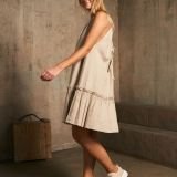 Patėjanti lininė trumpa suknelė