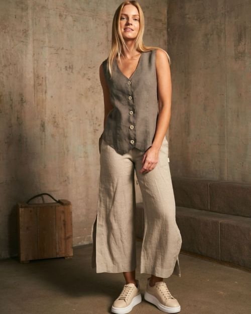 Trumpesnės kelnės su skeltuku