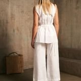 Balta vienspalvė asimetrinė liemenė