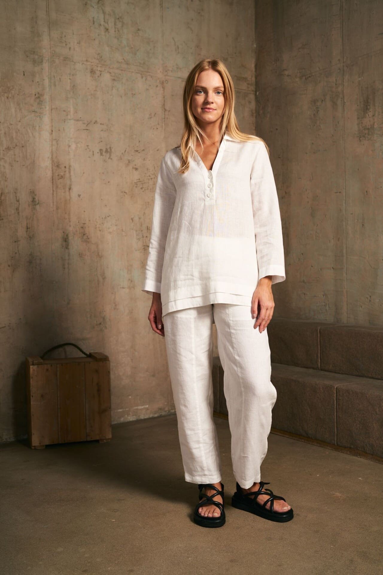 V kaklo lininė palaidinė