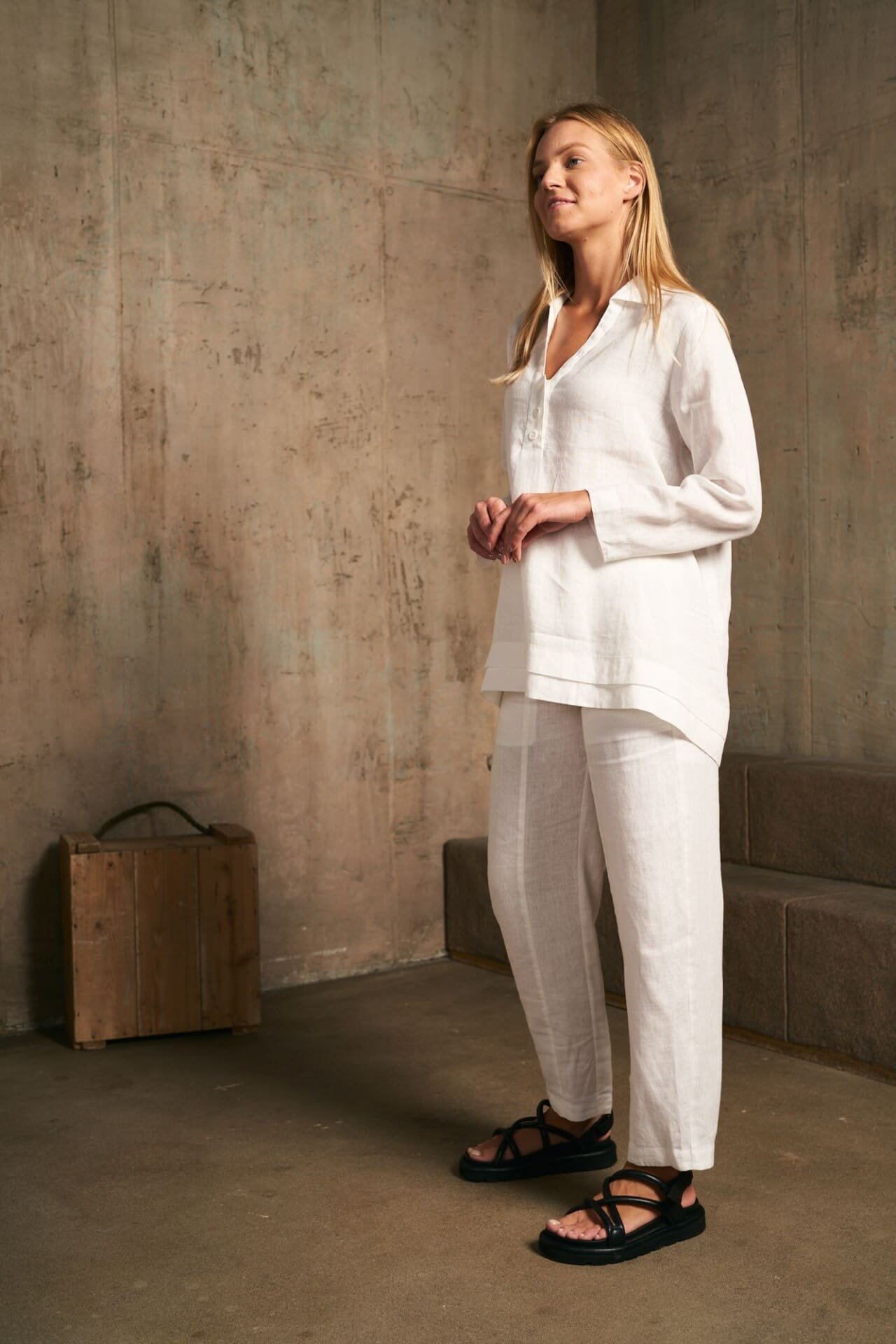 V kaklo lininė palaidinė