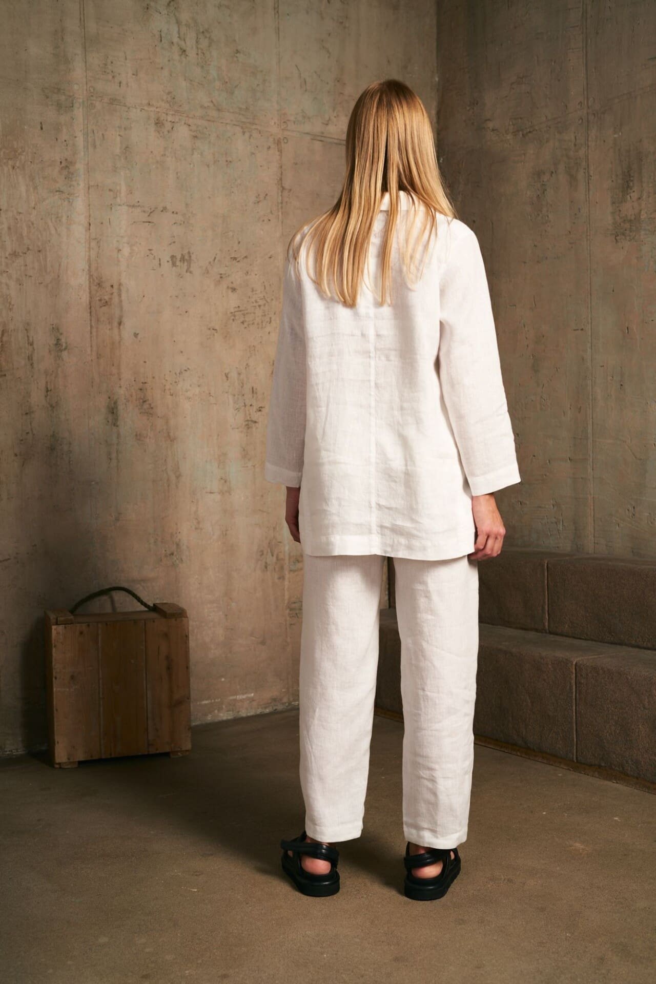 V kaklo lininė palaidinė