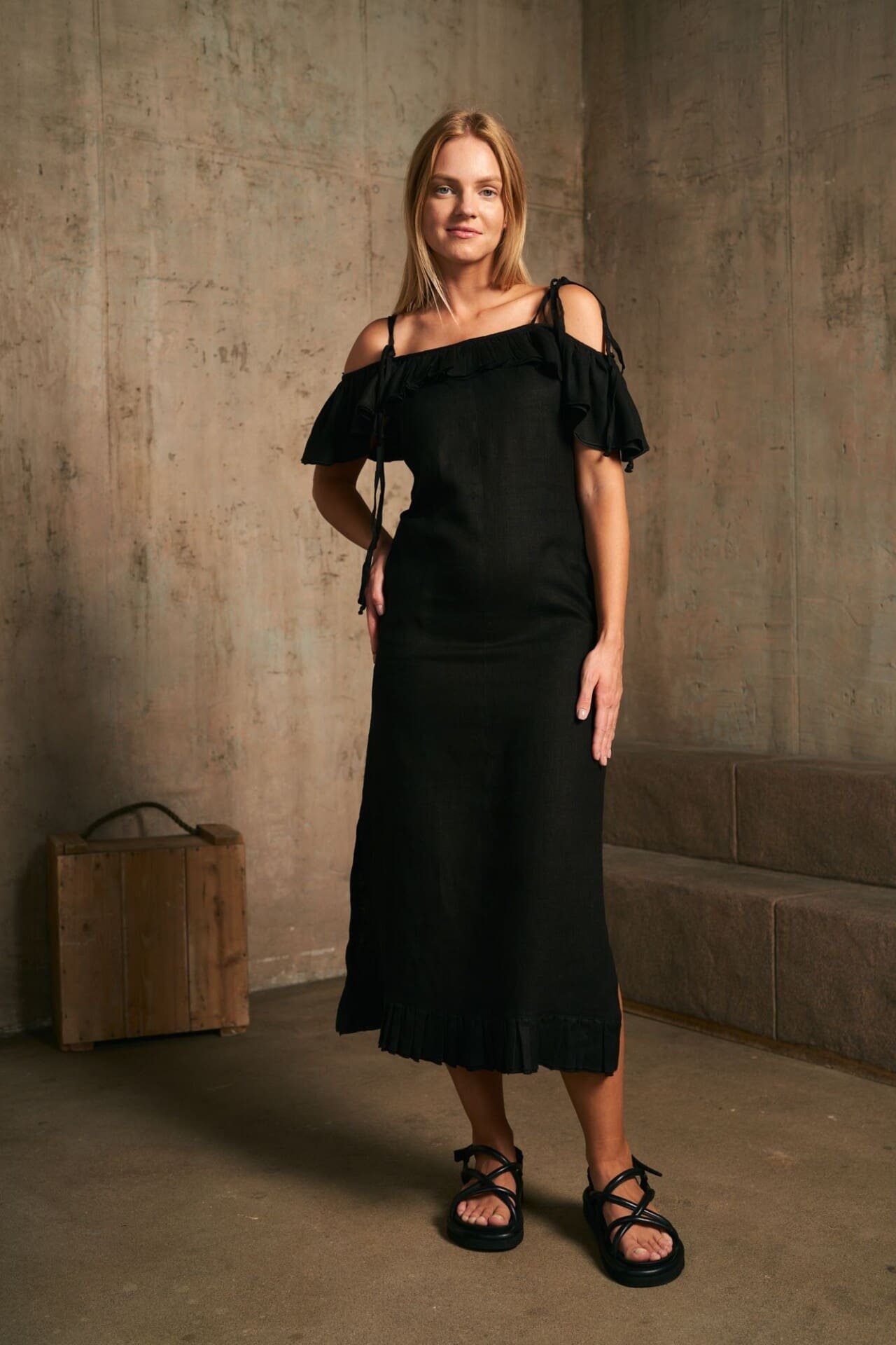 Juoda lininė suknelė su raukiniais