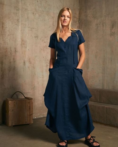 Įliemenuota ilga lininė mėlyna suknelė