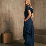 Įliemenuota ilga lininė mėlyna suknelė