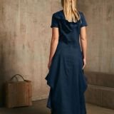 Įliemenuota ilga lininė mėlyna suknelė