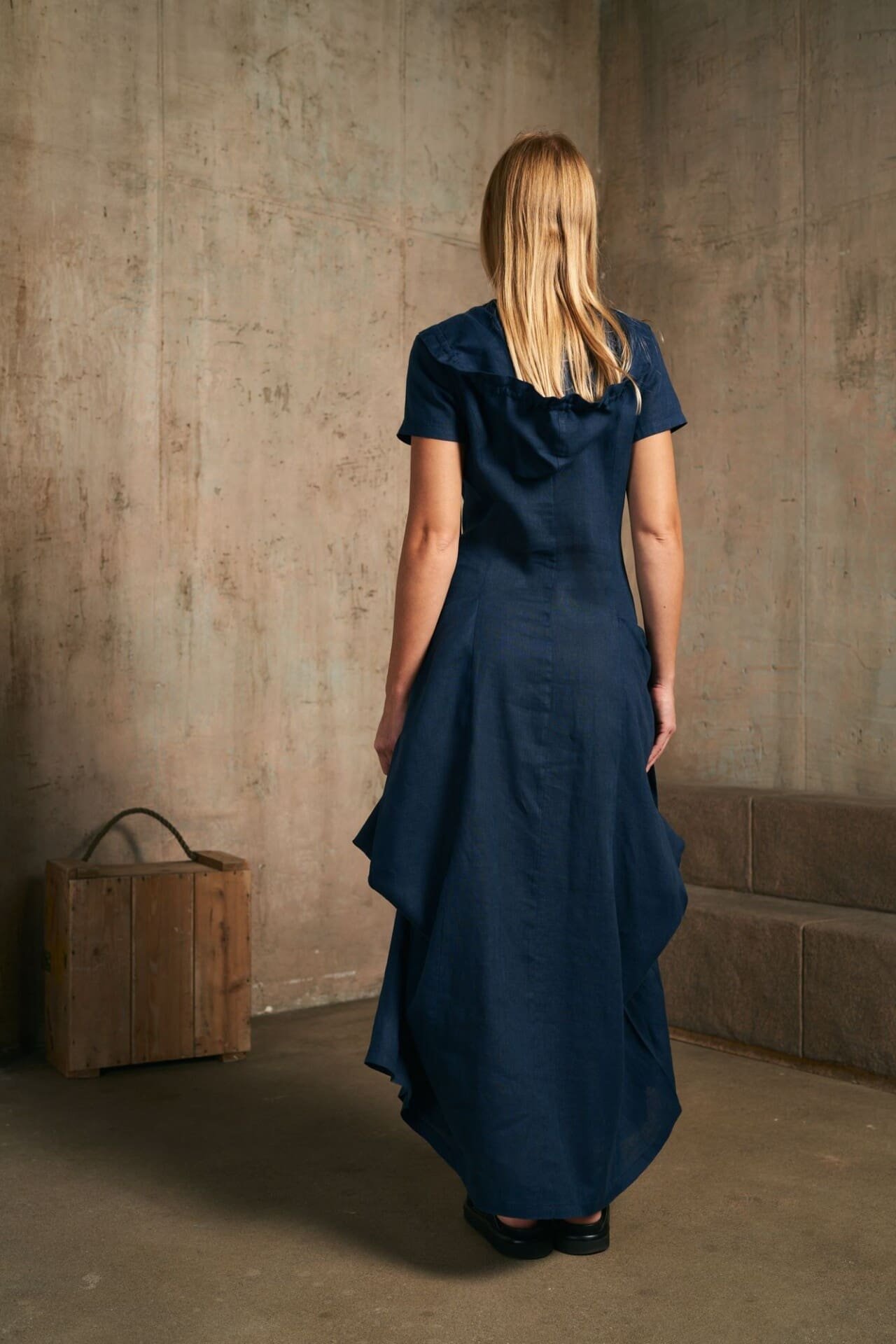 Įliemenuota ilga lininė mėlyna suknelė