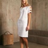 Balta trumpa lininė suknelė