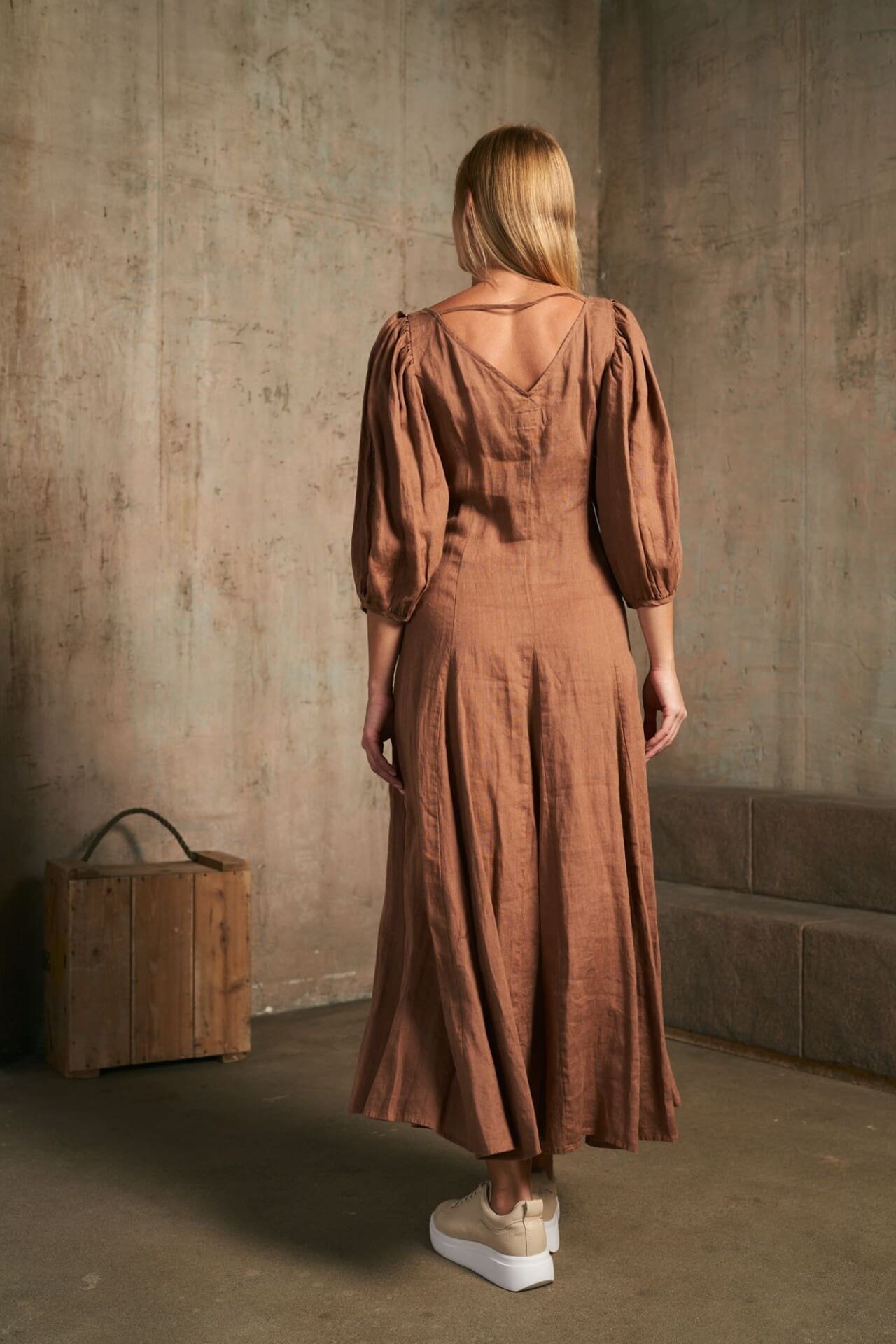 Amber Raw pūstų rankovių lininė suknelė