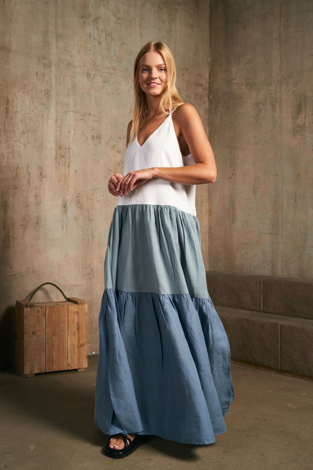 Trijų spalvų platėjanti lininė suknelė