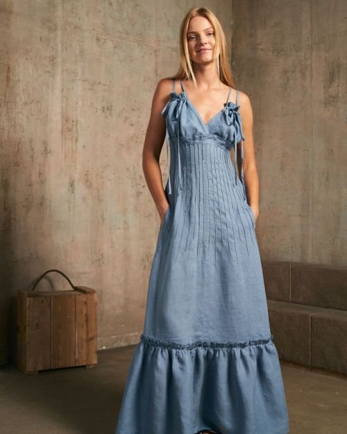 Melsva ilga įliemenuota romantiška suknelė