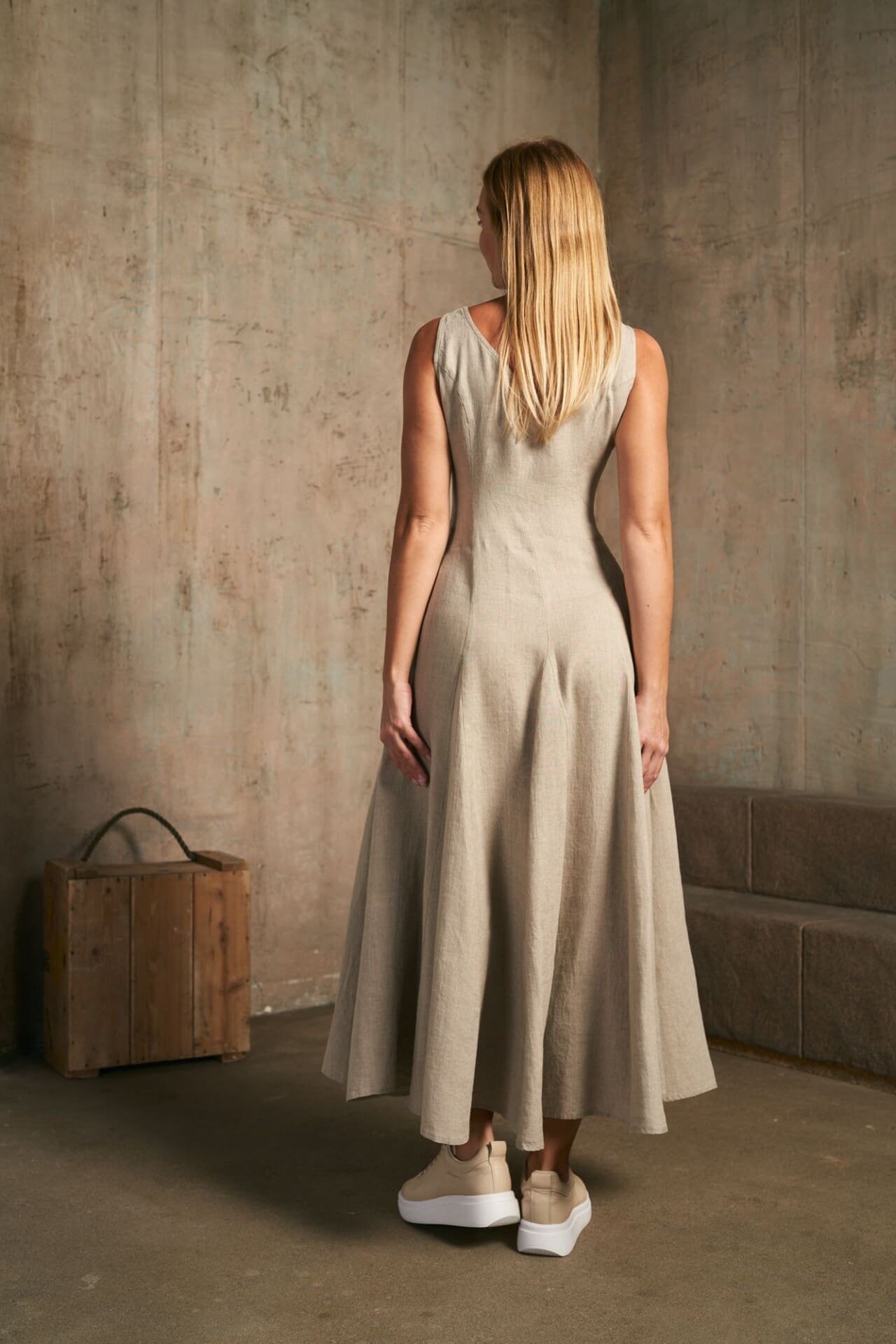 Ilga platėjanti natūralaus lino suknelė